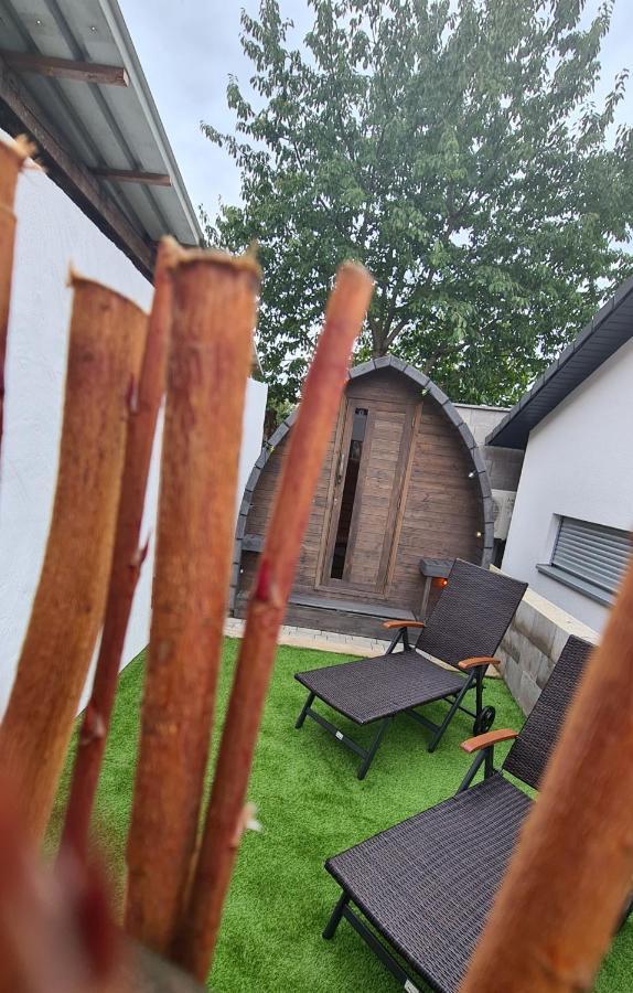 Schlaffass Mit Wellness In Alter Scheune Seinsheim Exterior foto