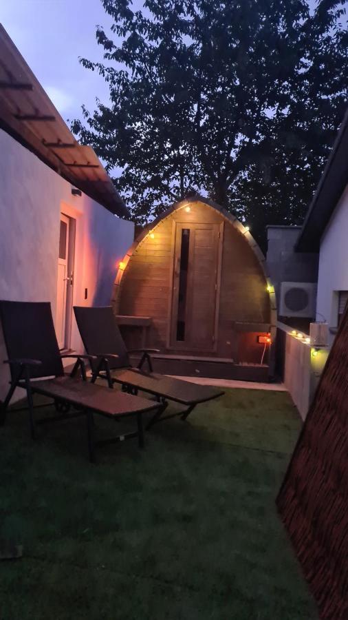 Schlaffass Mit Wellness In Alter Scheune Seinsheim Exterior foto